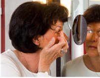 Lekande lätt att sätta i linserna med en linsspegel