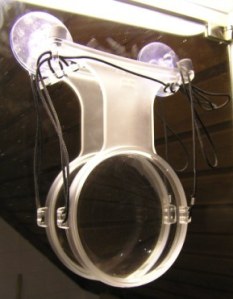 Ett förstoringsglas framför spegel fungerar bra