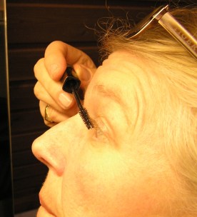 Framför spegeln behöver jag inte läsglasögonen i allafall