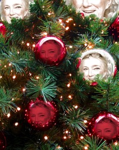 Tomtemor speglar sig i grankulorna