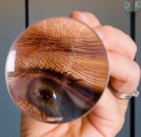 Stor och skarp spegelbild på bekvämt avstånd. (10X resespegel, dia 8 cm)